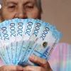 Пенсионерка считает деньги