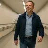 Человек идет через подземный переход