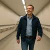 Человек идет через подземный переход
