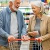 пенсионеры в супермаркете