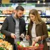 семья продукты покупает