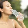 Женщина пьёт воду