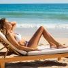 женщина на шезлонге