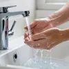 руки моет