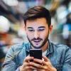 мужчина со смартфоном