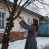 Девушка украшает дерево