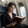 Девушка читает книгу в самолете