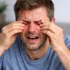 Мужчина мучается от боли сухих глаз