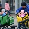 Курьеры достают детей из сумок на электровелосипедах
