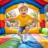 Ребенок в батутном аттракционе 