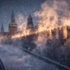 Заснеженные стены Кремля в сильный мороз окутаны клубами пара