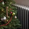 Ёлка рядом с горячей батареей