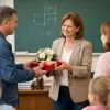 Родители учеников дарят подарок учителю 