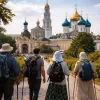 Путники на фоне Лавры Сергиева Посада