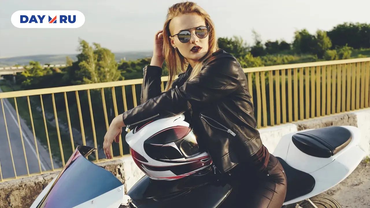 Девушка на мотоцикле