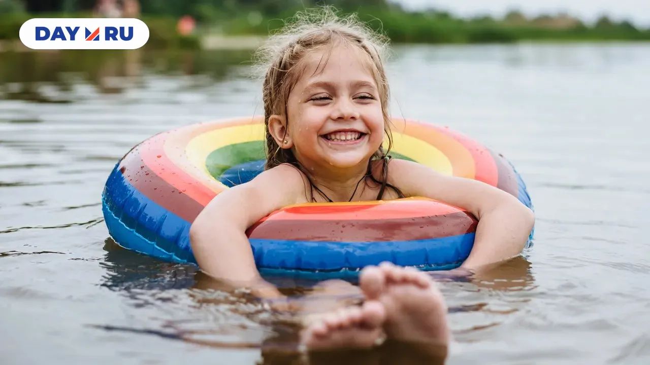 девочка плавает