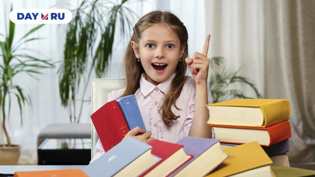 девочка учится