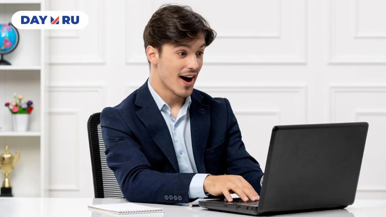 Мужчина за ноутбуком