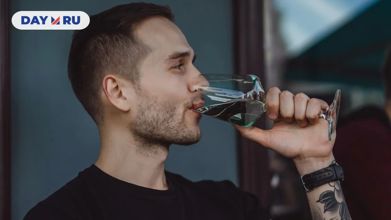 Человек пьет воду