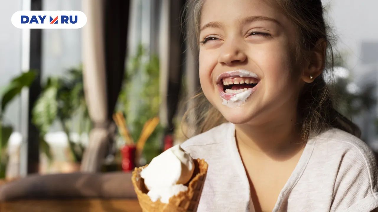 девочка с мороженным