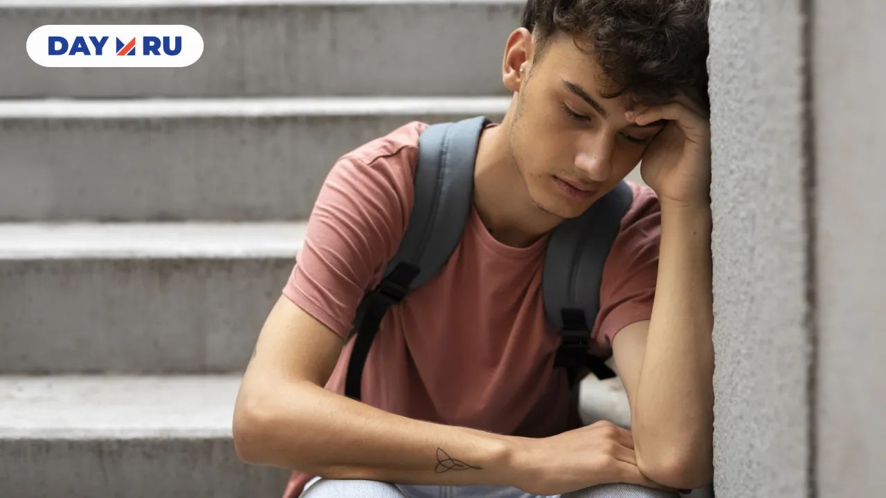 Грустный школьник