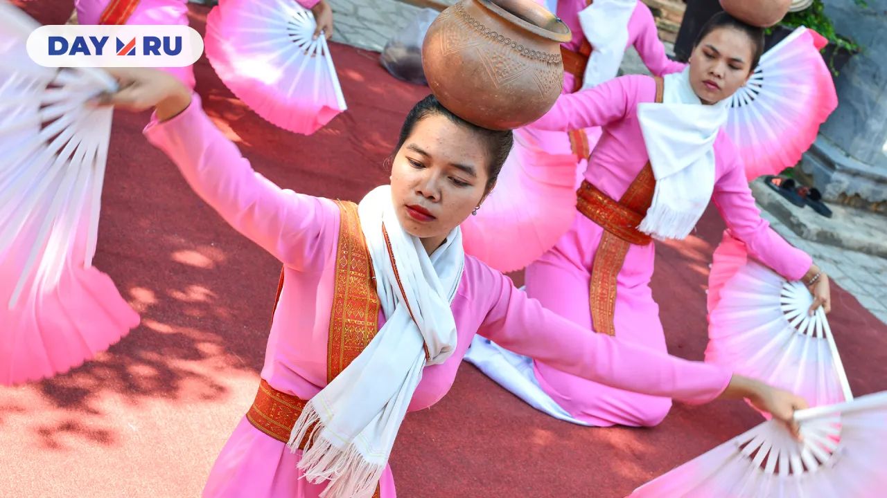 Вьетнамские девушки танцуют