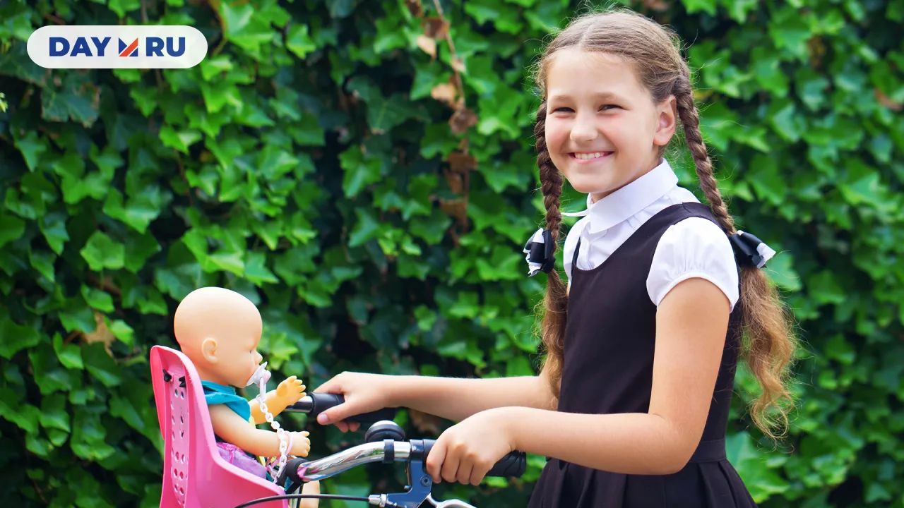 Школьница с куклой