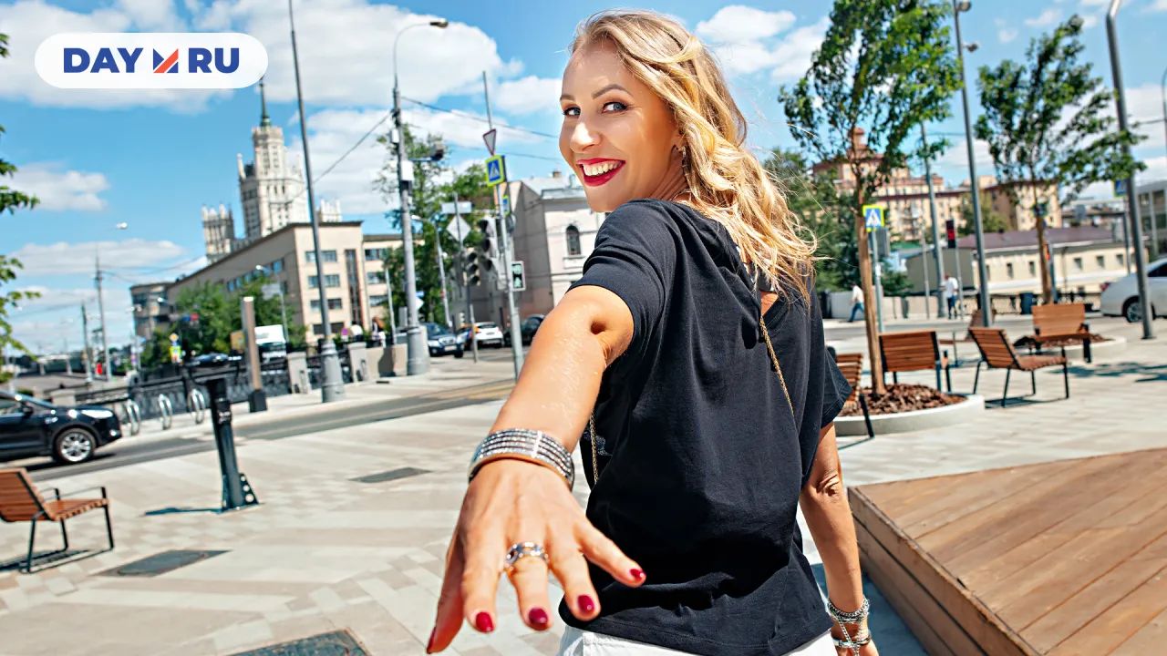 девушка показывает Москву