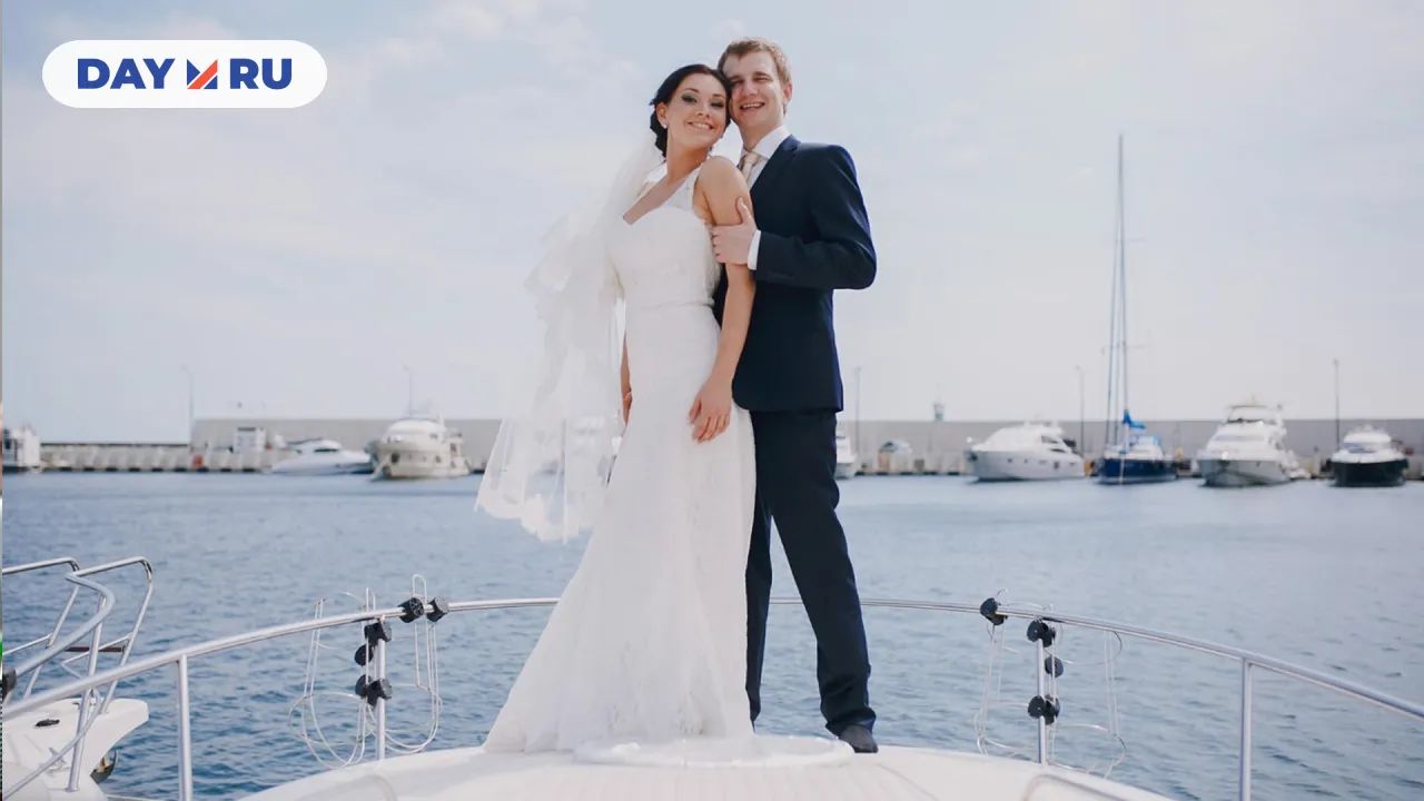 молодожены