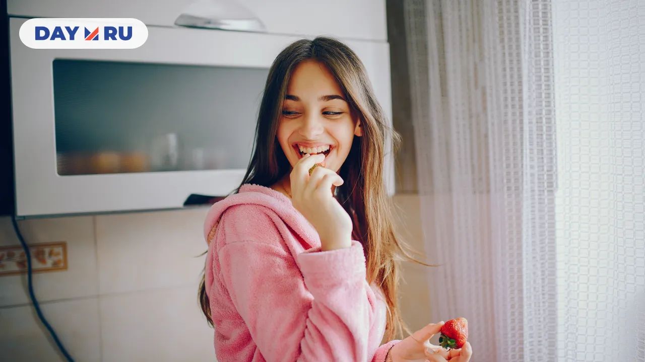 девушка ест