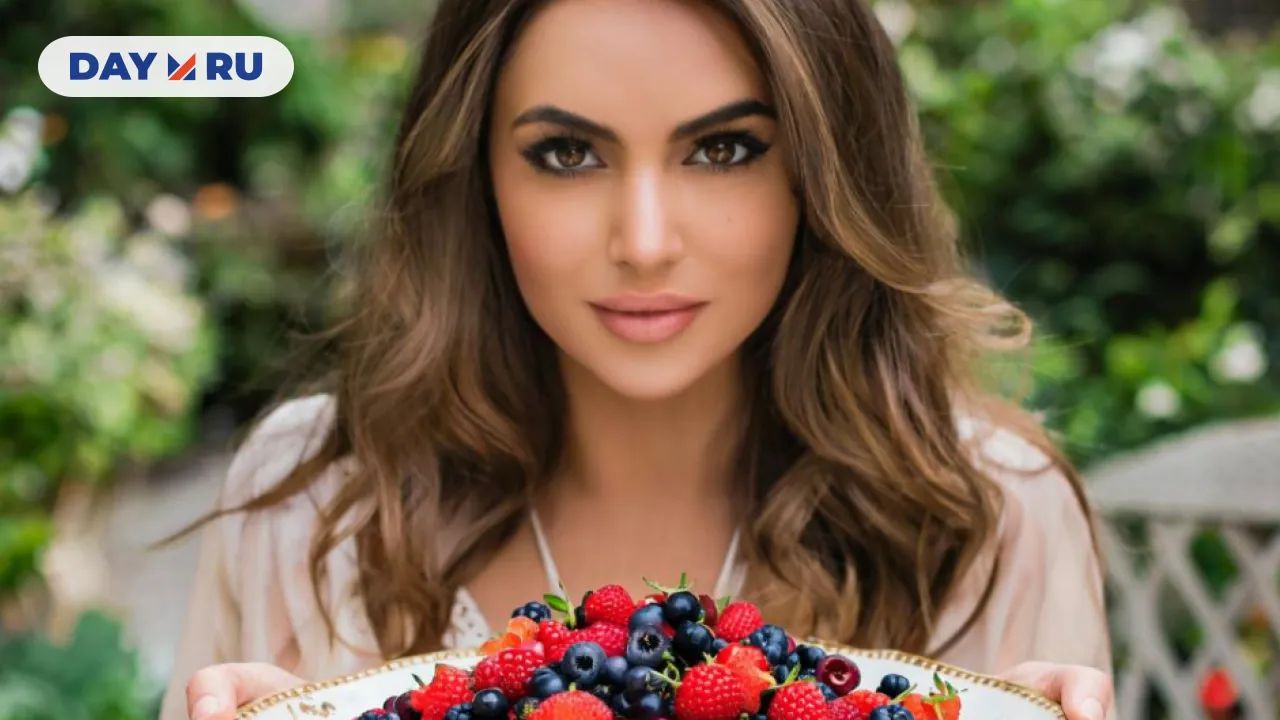 девушка с ягодами