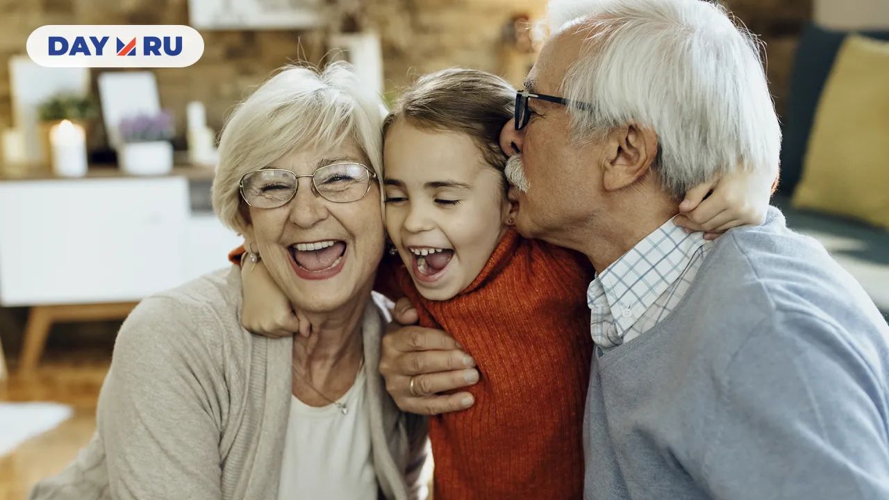 Бабушка и дедушка с внуком