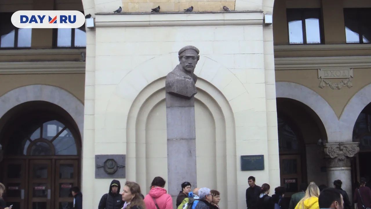 Памятник у метро «Добрынинская»