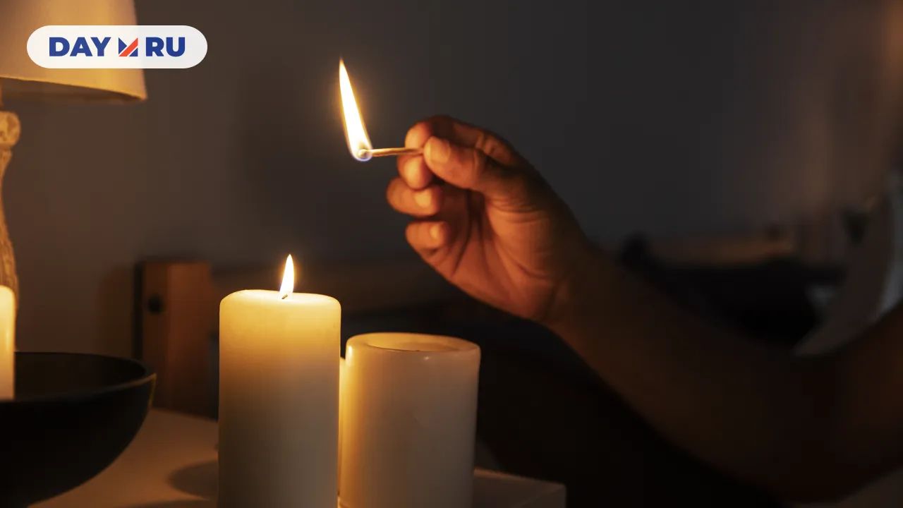 Свечи, рука, спичка