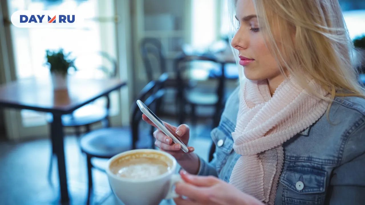 Девушка в кафе