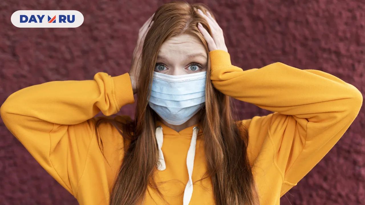 Девушка в маске