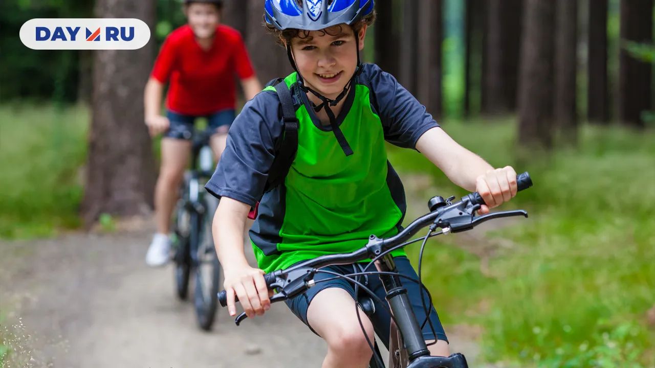 Ребенок на велосипеде