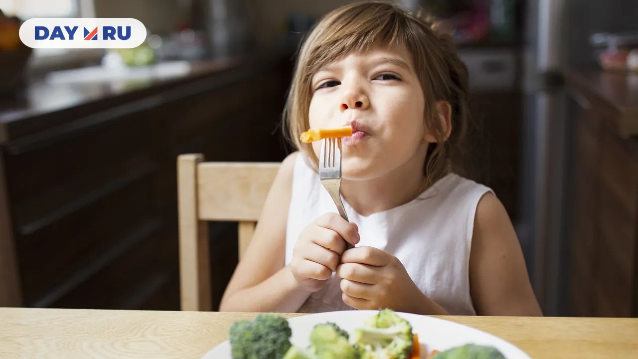 Ребенок кушает