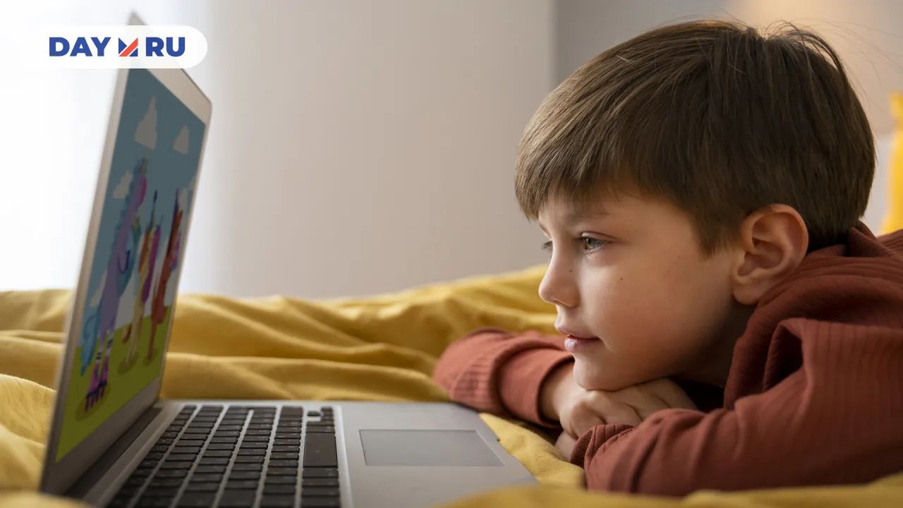 Ребенок смотрит мультики