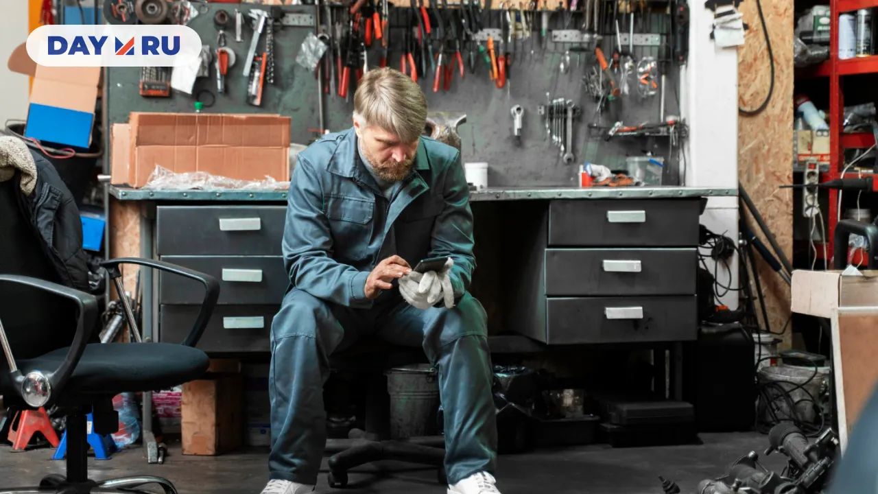 Мужчина, гараж