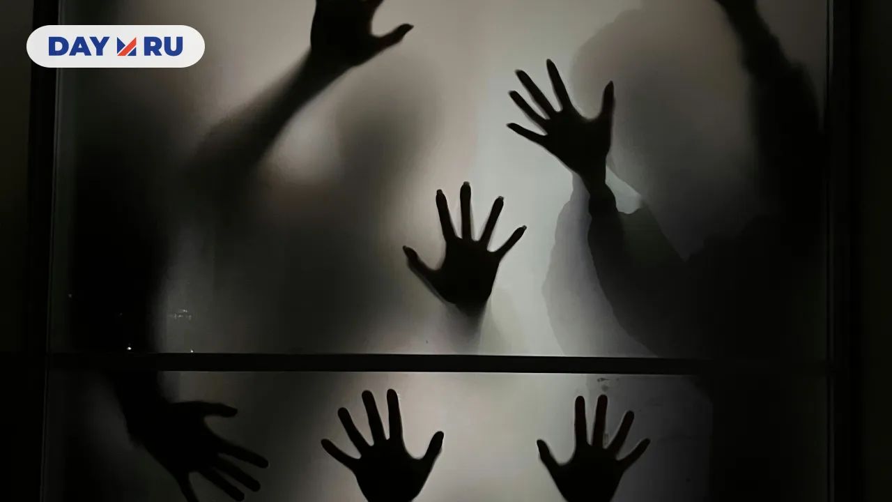 руки на стекле