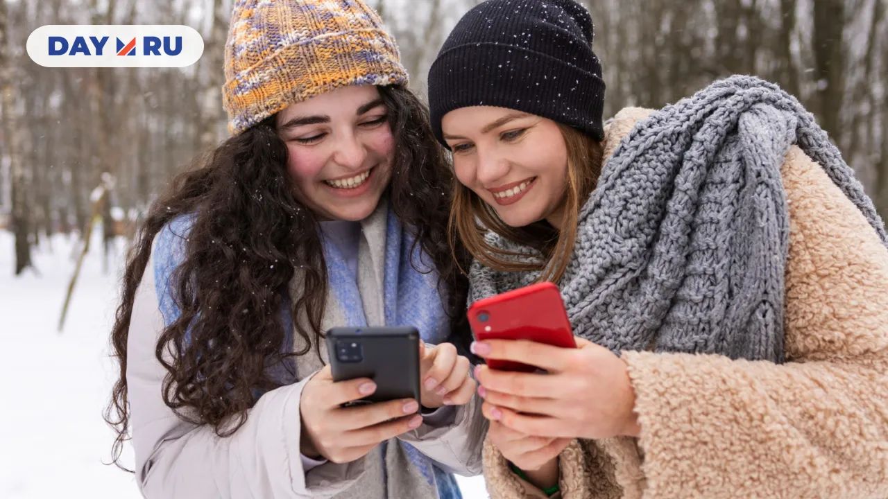 Девушки, зима, смартфоны