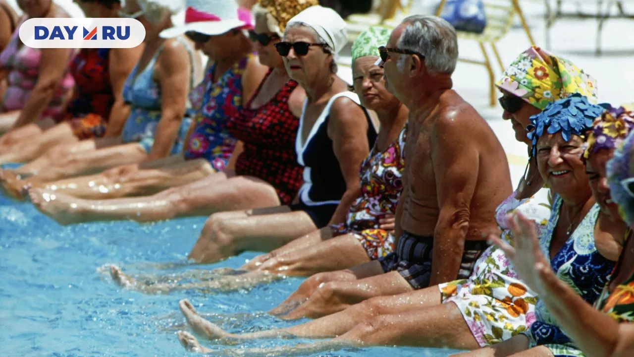 Старшее поколение занимается плаванием 