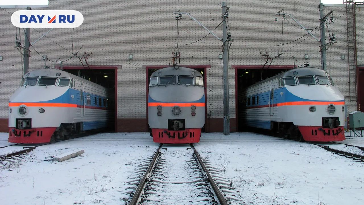 Вагоны ЭР200-1 (слева и справа) и ЭР200-2