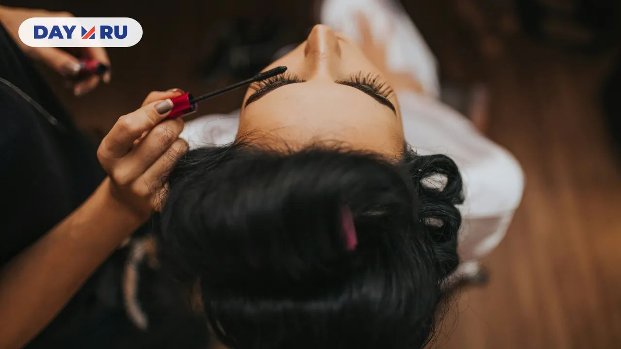 Во время макияжа