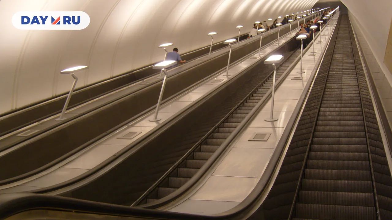 Тоннельные эскалаторы на станции «Марьина Роща» Московского метрополитена