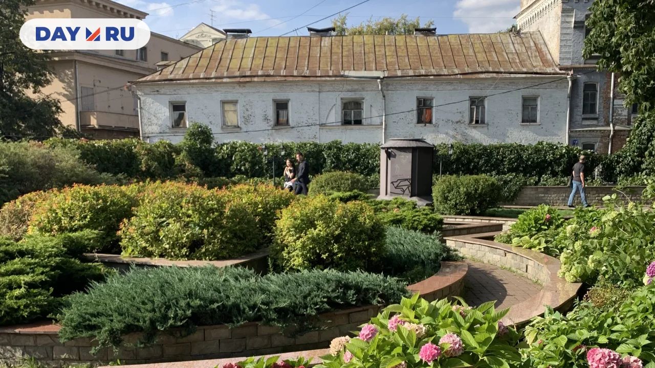 Морозовский сад летом 