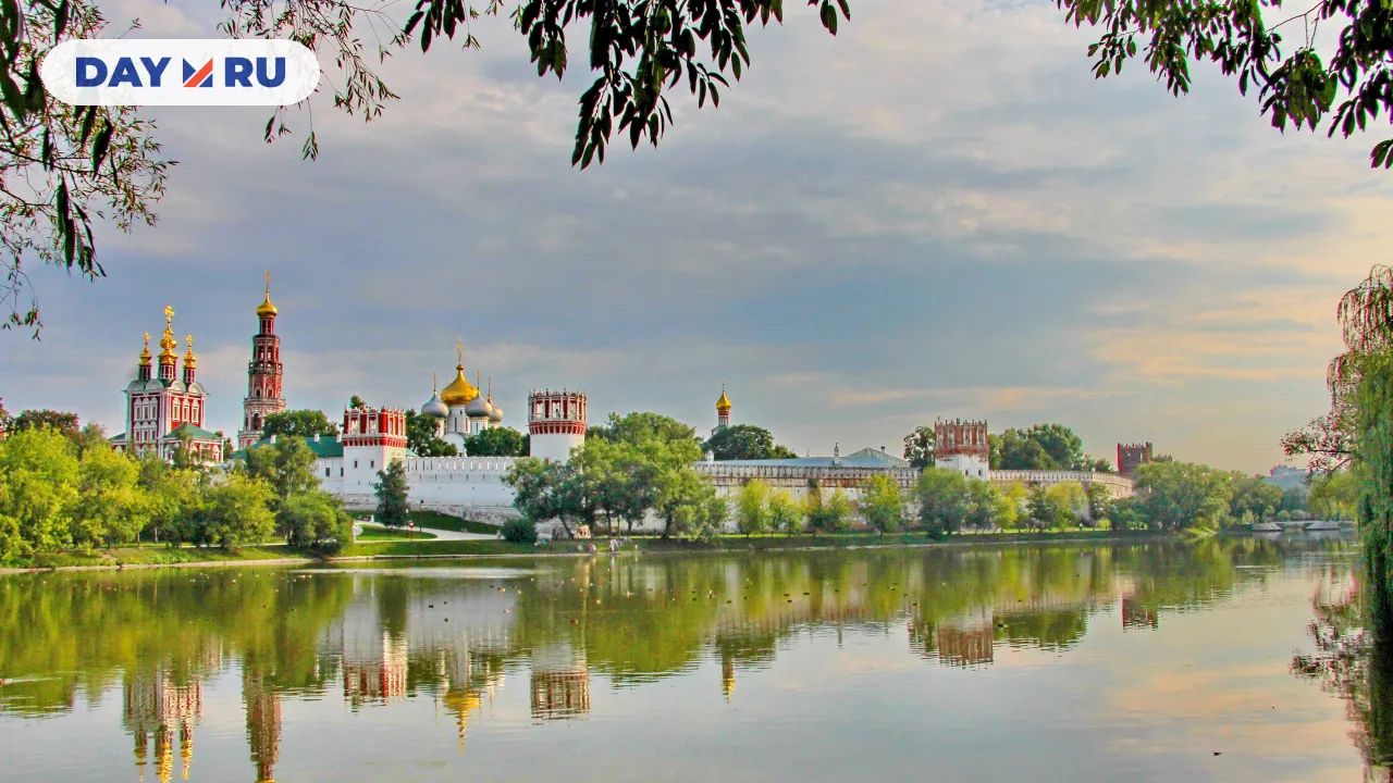 Вид на монастырь с противоположного берега Большого Новодевичьего пруда