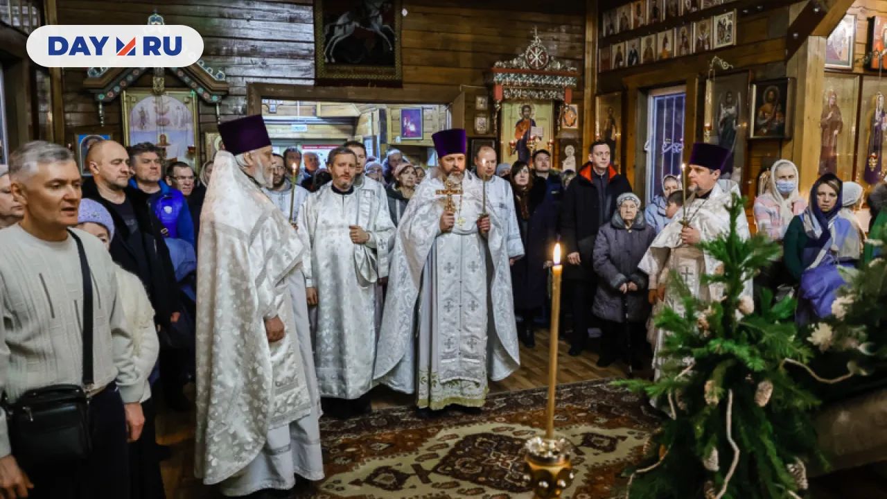 В храме, арт