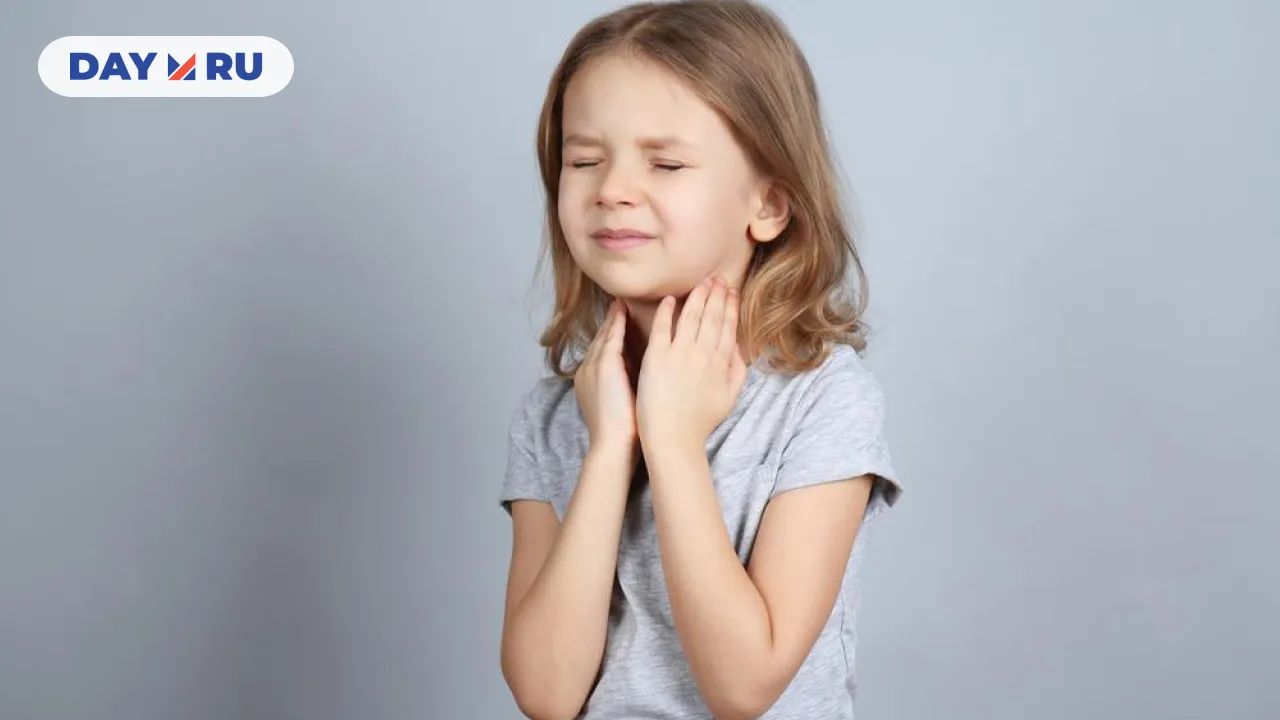 Девочка держит горло, трудно дышать